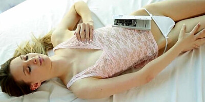 Sophia Wilde shows off her pussy