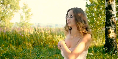 Outdoors entertainment for a cute starlet and her man