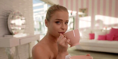 Flexible blonde wants to get gaped by a thick penis in POV