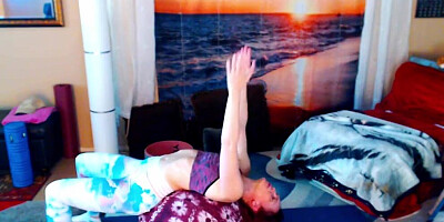 Amateur flexy babe is doing some yoga in front of the cam