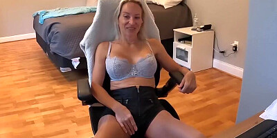 Pervertes MILF is flashing her boobs in front of the camera