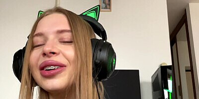 Blowjob til bedste ven. Jeg tog mødommen af ​​denne beskedne. Californiababe.