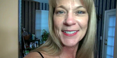 American milf Lucky stuffs her pussy with a dildo