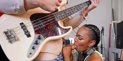 Stocky guy stretches slutty Ebony chick right in the studio