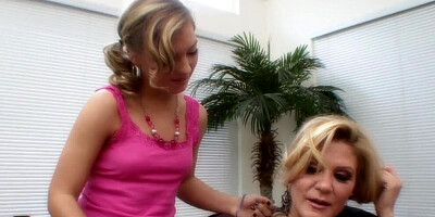 Spreading her young lesbian pussy wide to eat it the mature way