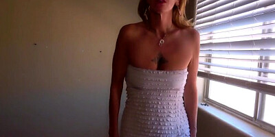 Blonde cougar Lourdes Noir gets horny and plays with some toys