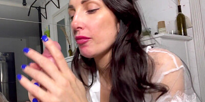 Mom sucked her stepson and got a mouthful of cum