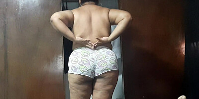 I masturbate while watching my stepaunt get dressed