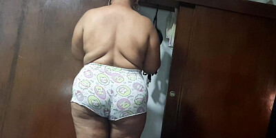 I masturbate while watching my stepaunt get dressed