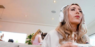 Gorgeous blondie Heather Honey is ready to take it sideways