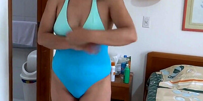 On the beach, I shave my pussy and masturbate before going out to show off