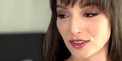 MILF sits on guy's face while stepdaughter sits on his cock