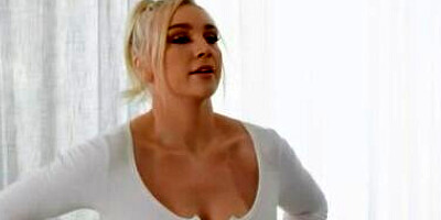 Blonde and brunette are sharing the masseur's prick for a pleasurable threesome