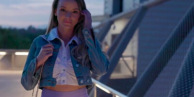 Skinny blonde Pristine Edge wants that shaft in her asshole