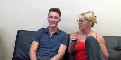 Mature MILF Seduces and Fucks her 18yo Stepson with Bick coc