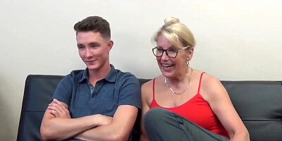 Mature MILF Seduces and Fucks her 18yo Stepson with Bick coc
