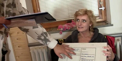 Lonely granny gives her cunt