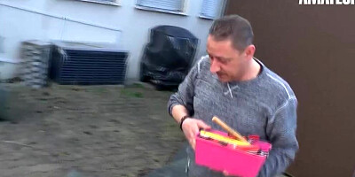 Mature Housewife Offers Her Old Pussy To Handyman As A Reward - AMATEUREURO