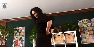 Slutty cougar is being drilled with a big fucking machine