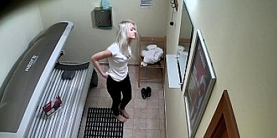 Blonde Teen Cought on Hidden Cam in Public Solarium