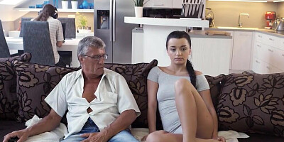 DADDY4K. L'Ukrainienne Erica Black ne peut pas tenter BF mais a des relations sexuelles avec son bea