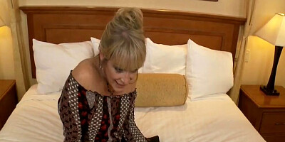 Blonde mature woman polishes knob and gets fucked missionary style