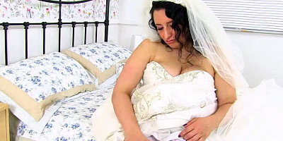 Busty MILF Leia Organa is masturbating in this hot solo video