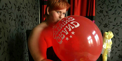Chubby mature woman is blowing balloons for her kinky fans