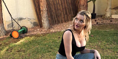 Slutty cougar Linzee Ryder is fucking with a naughty masseur