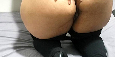 Round ass MILF is flashing her cheeks in front of the cam