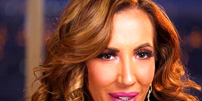 Richelle Ryan is a Hot Mom Milf that needs Money in Naughty America