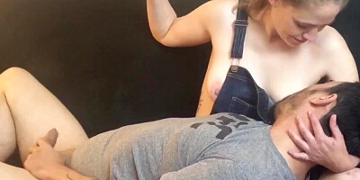 Kinky man sucks MILFs nice titties and bites her nipples