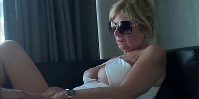 Blonde Mature Et Devergondee A L'hotel