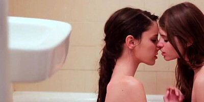 Rilee Marks & Alice March Have Fun In The Tub