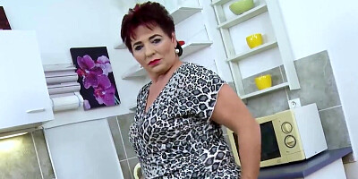 Busty mature woman in leopard makes it on her own