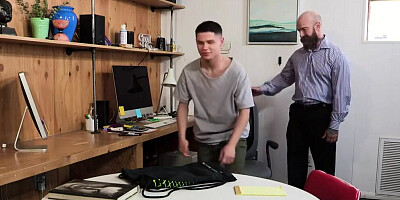 CON GANAS DE VERGA Y ESTANDO EN CASA DE UNA AMIGA ,SU PAPA ME DA ,UY RICO