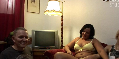 Familien Orgie in Omas Wohnzimmer - DEUTSCH