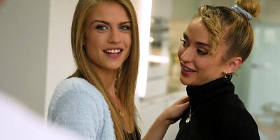 Two smoking hot blondes are playing with each other's wet puss