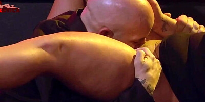 VOLUPTUOUS CURVES: JULIE CASH