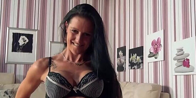 Cock-teasing MILF Texas Patti fucks in a homemade video