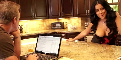 Kiara Mia is wrapping her juicy cunt around Pat Myne's pecker