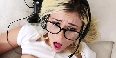 Sexy gamer blows dick and plays the video game simultaneously