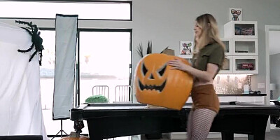 Two foxy blondes are sitting on guy's cock and face