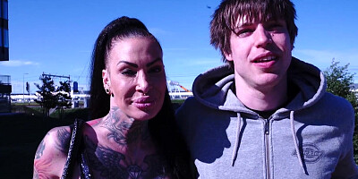 Calisi Ink Neukt Een Jonge Bink