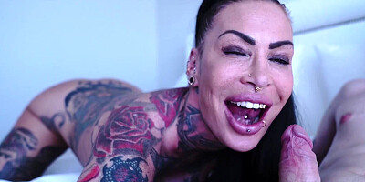 Calisi Ink Neukt Een Jonge Bink