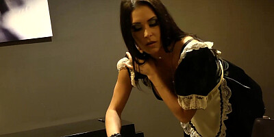 Gorgeous housemaid Jessica Jaymes seduces hotel guest while cleaning the room