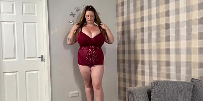 Curvy woman pulls her humongous tits out and dangles them around