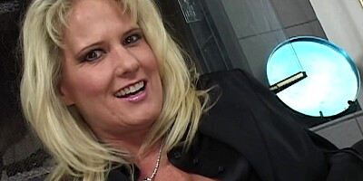 Feeling a guys tattoos does wonders for this blonde MILFs desire to eat hot cum