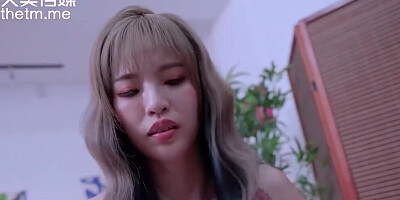 The artiest paint on a hot skinny young body and have sex with her