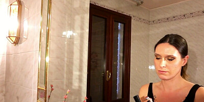 Elegant mistress gets her feet worshipped by this chubby guy